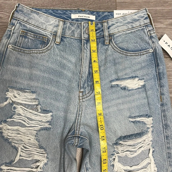 NWT PacSun Mom Jeans High Rise Elvira Light Wash Distressed Destroyed 24 - Picture 9 of 16